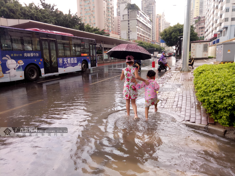 篮球比赛突降大雨，球场积水严重影响比赛的简单介绍