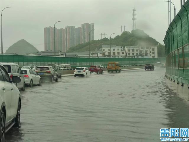 篮球比赛突降大雨，球场积水严重影响比赛的简单介绍