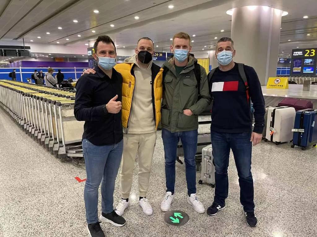 高能对抗中球场上强劲风暴蓄势待发的简单介绍