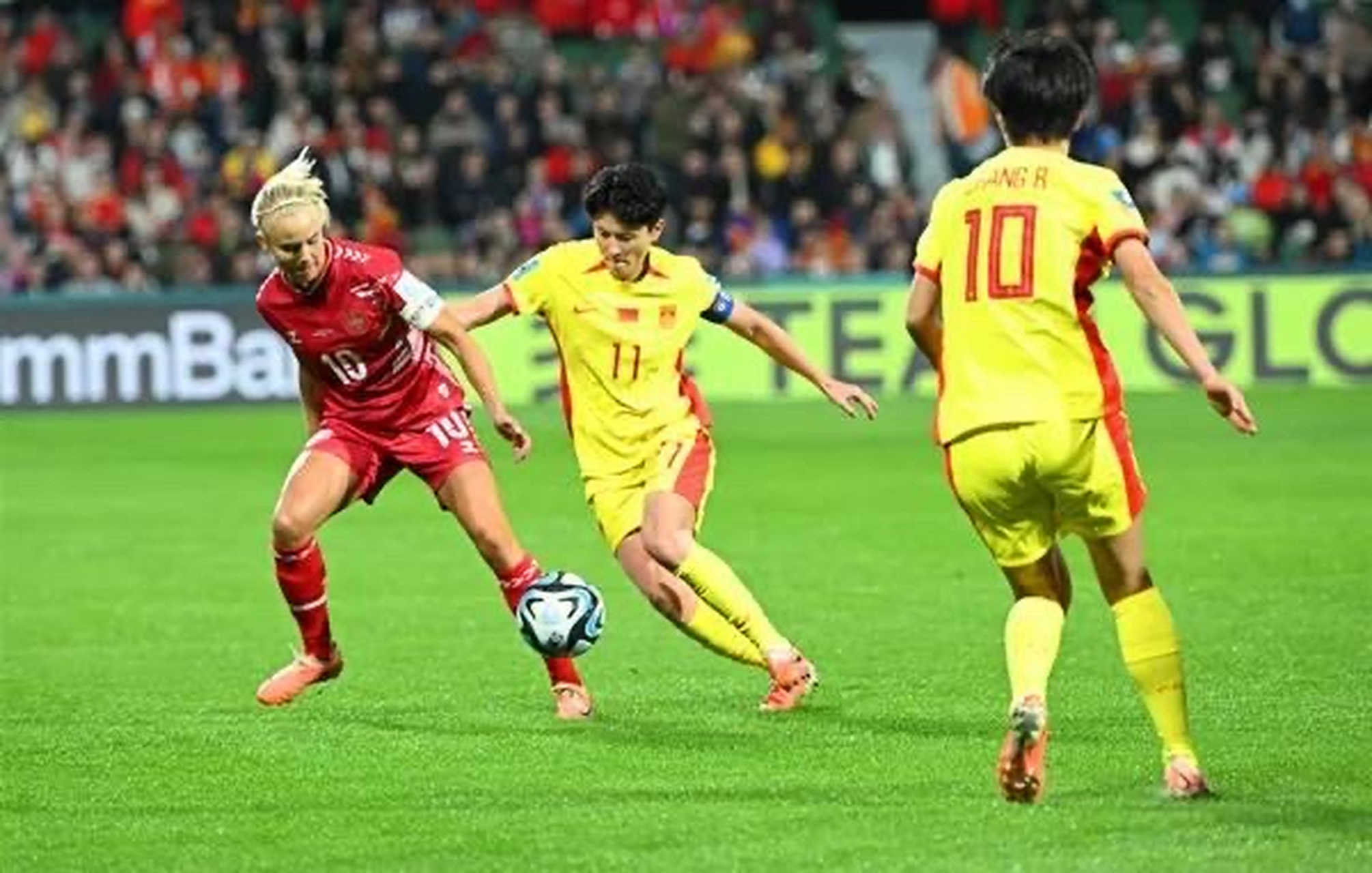 中国女足勇敢备战国际比赛，追求胜利