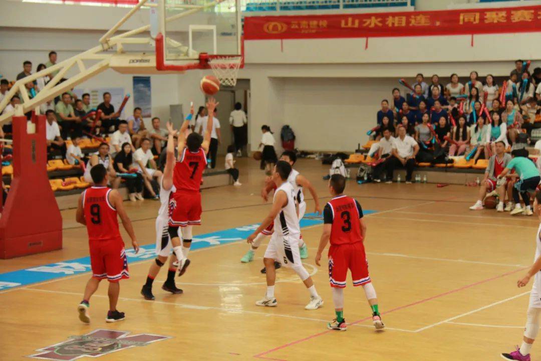 包含世界级篮球赛打响第一战燃情上演的词条